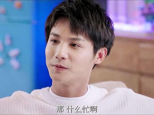 陈昊宇吃瓜吃的好开心,喜笑颜开乐在其中