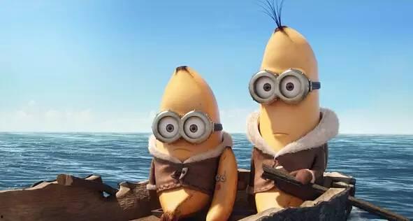 小黄人跪着吃瓜,萌态可掬引围观