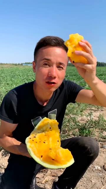 邵雯吃瓜样子真实,真实还原的明星日常