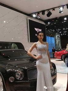 成都车展模特吃瓜,引发网友热议！