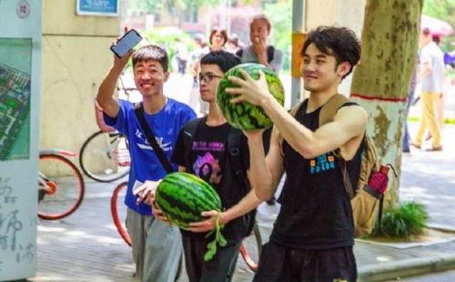 北京吃瓜大学,大学生活的风趣瞬间